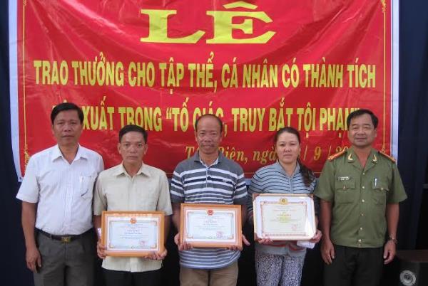 Tân Biên: Trao thưởng đột xuất cho 3 cá nhân có thành tích tố giác, truy bắt tội phạm 